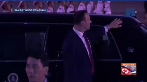 Video: Tổng thống Trump bước lên 'Quái thú', rời sân bay Nội Bài