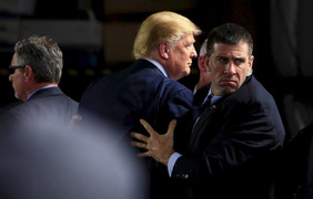Mật vụ Mỹ bảo vệ ông Trump thế nào khi công du nước ngoài?
