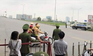 Đang làm nhiệm vụ, CSGT Bắc Ninh dùng xe đặc chủng chở cháu bé đi viện