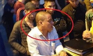 Tạm giữ tên côn đồ lái ô tô gây tai nạn, đâm gục người đi xe máy giữa phố Hà Nội