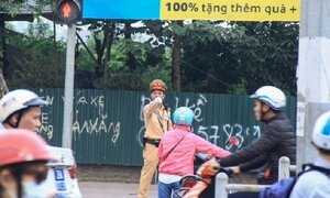 Dòng người dắt xe máy ngược chiều dưới lòng đường: CSGT Hà Nội nói gì?