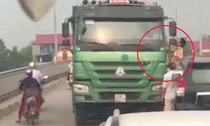 CSGT đu bám xe ‘hổ vồ’ vi phạm luật giao thông lùi xe bỏ chạy