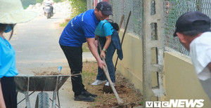 Phó Chủ tịch tỉnh Thừa Thiên - Huế cùng phóng viên trẻ cuốc đất trồng hoa làm đẹp đường phố