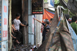 Ba người chết cháy trong cửa hàng xe điện: Người dân bất lực trước cánh cửa sắt đỏ rực bị khóa