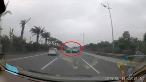 Xem xét khởi tố vụ hai ô tô phóng tốc độ cao, tạt đầu nhau trên đường ra sân bay