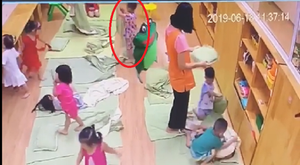 Video: Trẻ mầm non bị cô giáo tát bầm dập, tụ máu môi