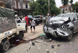 Xe tải bay lên không trung sau cú đấu đầu, tài xế thiệt mạng