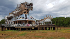 Ảnh: Hạn hán kéo dài khiến con rồng kinh dị trong công viên nước bỏ hoang ở Huế 'mắc cạn'