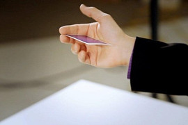 Video: Cậu bé 11 tuổi phi lá bài chém đứt hoa quả