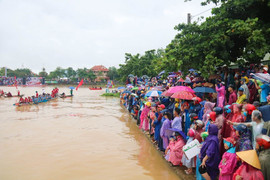 Nghìn người quê hương Đại tướng Võ Nguyên Giáp đội mưa cổ vũ đua ghe vui Tết Độc lập