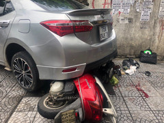 Nữ tài xế đạp nhầm chân ga, ô tô lao lên vỉa hè tông liên tiếp 3 người