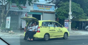 Taxi 7 chỗ bật cốp nhét 11 người 'làm xiếc' trên quốc lộ 1A