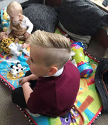 Cắt tóc mới, cậu bé 8 tuổi bị cấm ra sân chơi cùng các bạn