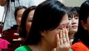 Nữ nhân viên môi trường bật khóc kể với chủ tịch tỉnh chuyện bị xua chó tấn công khi đi thu tiền