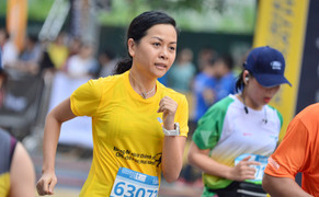 Doanh nhân Trần Uyên Phương truyền thông điệp bảo vệ môi trường qua đường chạy 10km