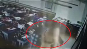 Không biết đọc, học sinh lớp 6 bị cô giáo đá và xô ngã