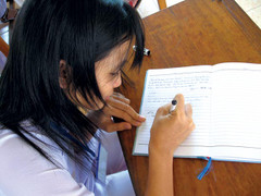 Từ chối viết văn tả thần tượng, học sinh bị phạt chép 100 lần câu 'em xin lỗi cô'