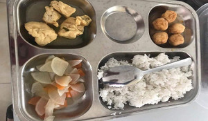 Bị tố suất ăn bán trú thiếu dinh dưỡng, hiệu trưởng trường tiểu học nói gì?