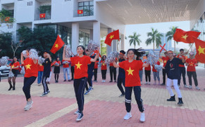 Video: Sinh viên Hà Nội cùng hát, nhảy tiếp lửa cho U22 Việt Nam