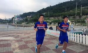 Mệt mỏi sau hành trình dài, U22 Việt Nam thư giãn ở bãi để xe