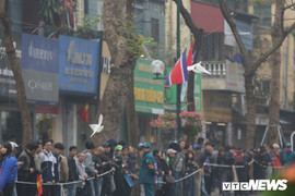 Cặp đôi bồ câu, biểu tượng hòa bình, tung cánh đón đoàn xe ông Kim Jong-un ở Hà Nội