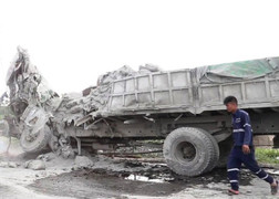 Hai xe tải đối đầu, 2 tài xế chết thảm lúc rạng sáng