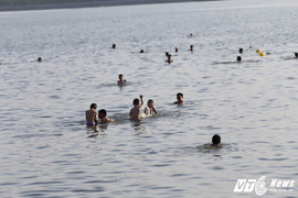 Nắng nóng như thiêu như đốt, dân Thủ đô 'ùn ùn' kéo ra Hồ Tây tắm giải nhiệt