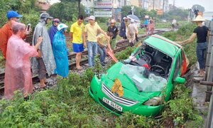 Tàu hỏa kéo lê taxi hơn 20m, nam tài xế nhập viện