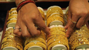 Giá vàng hôm nay 26/4 vẫn giảm, USD tăng mạnh