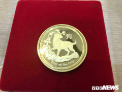 Tờ 1 triệu USD hình chó, tiền xu chó 'cháy hàng' dịp Tết Mậu tuất 2018