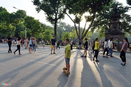 Nắng nóng bao trùm miền Bắc, mưa dông rải rác khắp miền Nam ngày cuối tuần