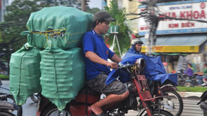 CSGT sao lại để xe ba bánh chở sắt thép nguy hiểm lộng hành đến vậy?