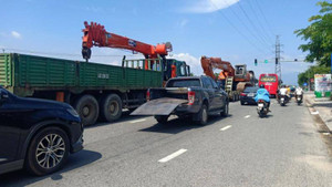 CSGT sao lại để xe ba bánh chở sắt thép nguy hiểm lộng hành đến vậy?