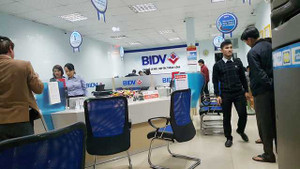 Ảnh: Hiện trường vụ dùng súng uy hiếp nhân viên, cướp tiền ngân hàng BIDV ở Huế