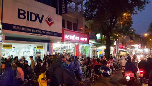 Ảnh: Hiện trường vụ dùng súng uy hiếp nhân viên, cướp tiền ngân hàng BIDV ở Huế