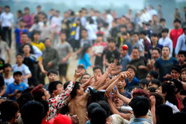 Đổ máu trong lễ hội cướp Phết Hiền Quan: 'Bọn trẻ thời nay ăn thua quá!'