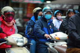 Không khí lạnh tràn về miền Bắc, áp thấp hoành hành vùng biển phía Nam