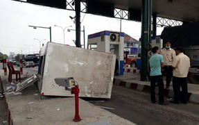 Xe tải kéo sập cabin trạm thu phí, 1 người bị thương