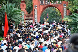 Lễ hội Đền Hùng 2017: Đã tìm ra giải pháp 'chế ngự' đám đông chen lấn, xô đẩy