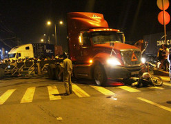 2 mẹ con chết thảm dưới bánh xe container