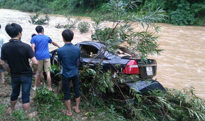 Ô tô chết máy giữa đập tràn, kế toán trường học bị lũ cuốn trôi