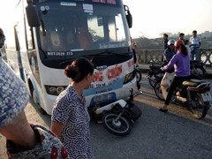 Đi tập thể dục bị xe khách tông trúng, 2 người thương vong