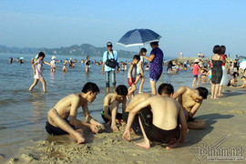 Nắng nóng kỷ lục, bãi biển Hạ Long kín người từ sáng sớm