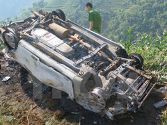 Xe con tông cột mốc, 3 người trong một gia đình thương vong