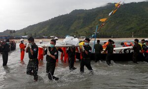 Hiện trường cứu hộ nạn nhân máy bay quân sự rơi ở Myanmar