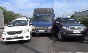 Đang dừng đèn đỏ, 2 ô tô bị xe tải tông trúng