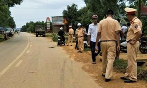 Băng qua đường, bé trai 3 tuổi bị xe tải cán chết thương tâm