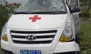 Xe cứu thương lao dải phân cách, 3 người bị thương