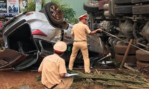 Xe 7 chỗ tông xe container rồi cùng lật ngửa, 6 người bị thương nặng