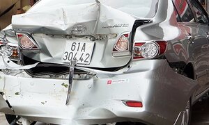 Xe đầu kéo 'bay' qua dải phân cách, húc bẹp ô tô đang đổ xăng